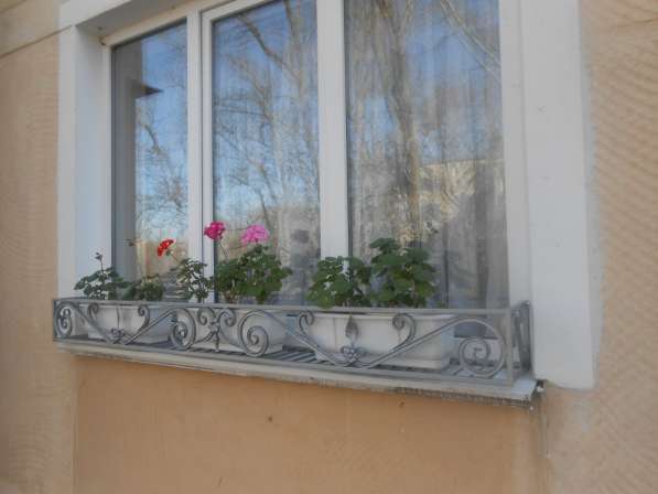 металлические кованые цветочники на окна