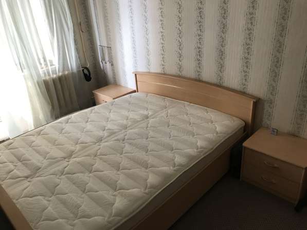 Продам спальный гарнитур - кровать и 2 тумбочки в Волгограде