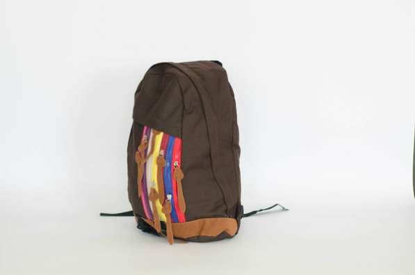 Рюкзак черный коричневый с цветными молниями в фото 6