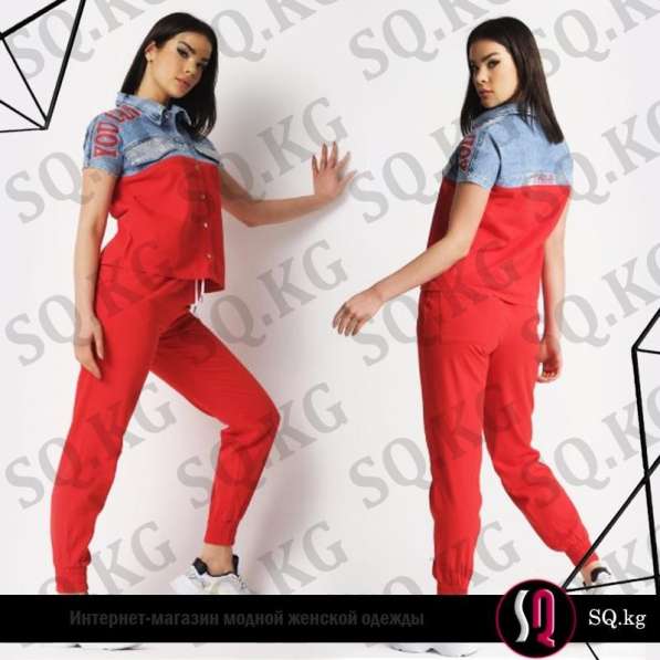Брючный костюм красного цвета с джинсовыми вставками