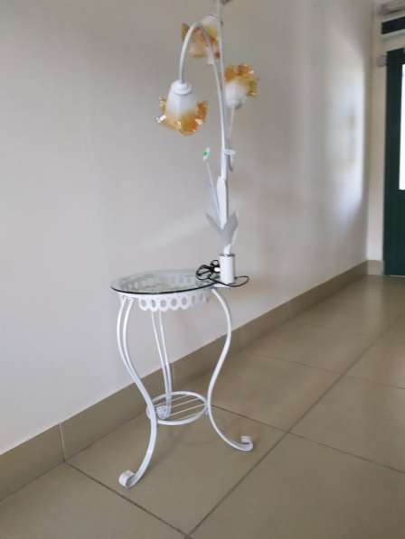 Торшер со столиком в белом цвете в Омске фото 4