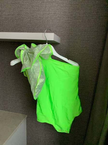 Зеленый нарядный костюм(юбка и боди) в фото 3