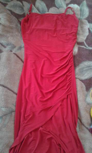 Платье вечернее ярко-красного цвета