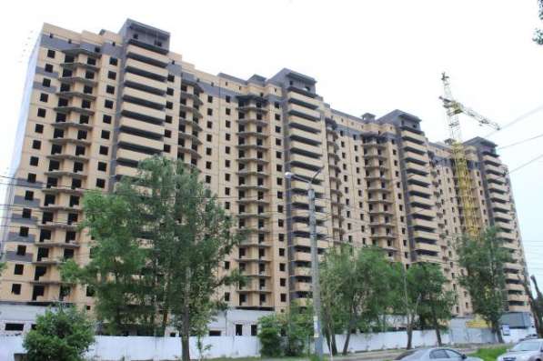 Продам трехкомнатную квартиру в Воронеже. Жилая площадь 85,29 кв.м. Дом монолитный. Есть балкон.