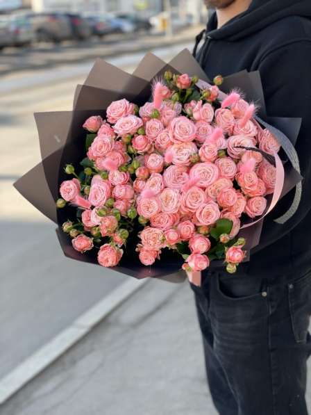 Букет нежных пионовидных роз с милыми и пушистыми сухоцветам в Москве фото 3