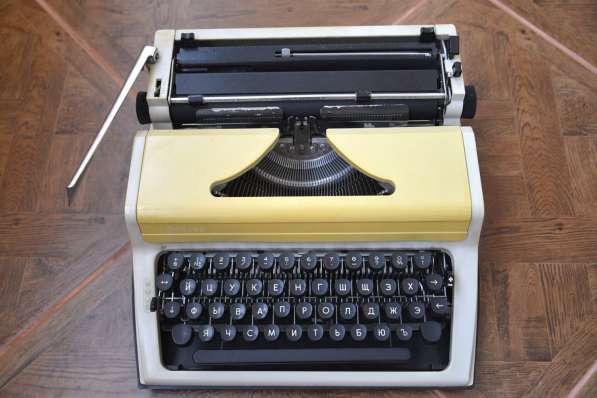 Машинка механическая пишущая «Любава»