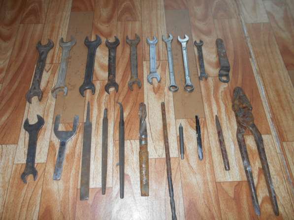 Гаечные ключи, большие пассатижи (25 см) и другие инструмент