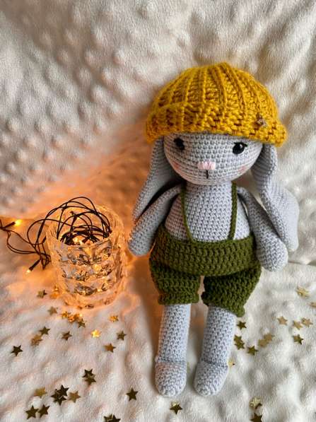 Зайка в одежде вязаная игрушка в Москве