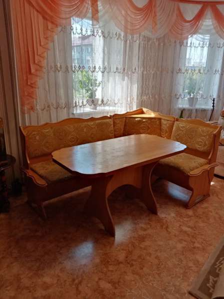 Кухонный стол с диваном в Омске