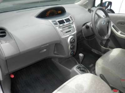 автомобиль Toyota Vitz 2011, продажав Омске