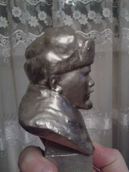 Бюст Ленина, в шапке ушанке в Москве фото 4