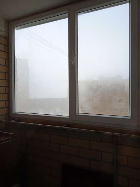 Окно балконное со стеклом, козырьком и водоотливом