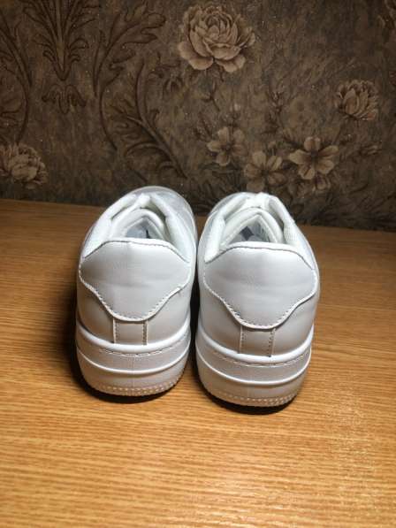 Белые кроссовки в Махачкале