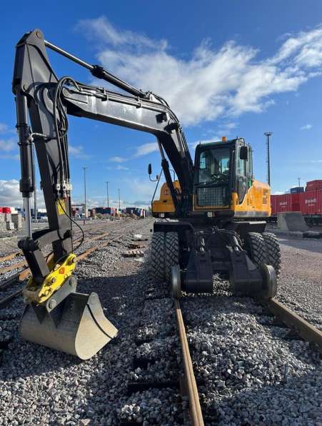 Экскаватор на комбинированном ходу в Москве фото 3