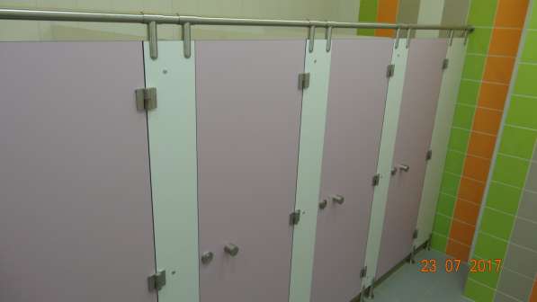 Сантехническая фурнитура перегородок туалетов пластик HPL в фото 5