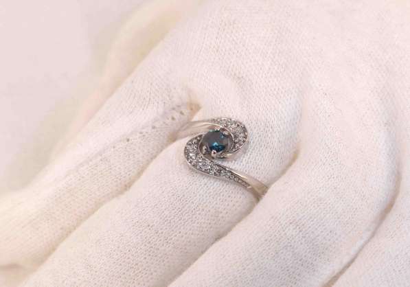 Кольцо золотое с синим и белыми бриллиантами в Москве
