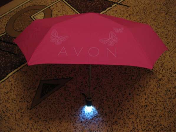 Ярко-розовый зонт со встроенным фонариком в ручке в 