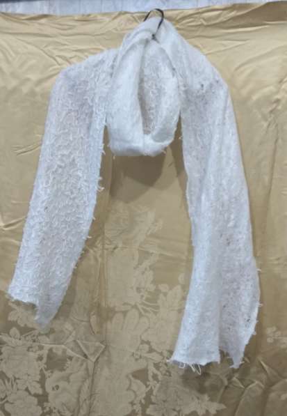 Белый шерстяной ажурный шарф