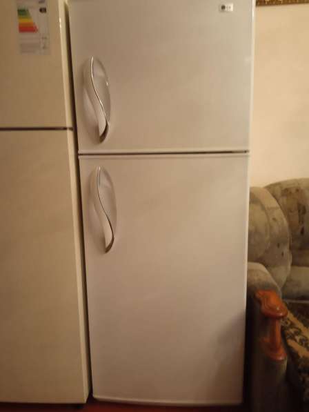 Холодильник двухкамерный в фото 6