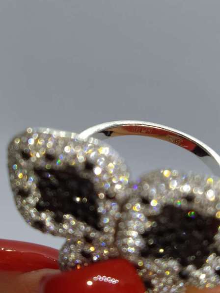 Золотое кольцо с бриллиантами чëрными и белыми в Саках фото 8