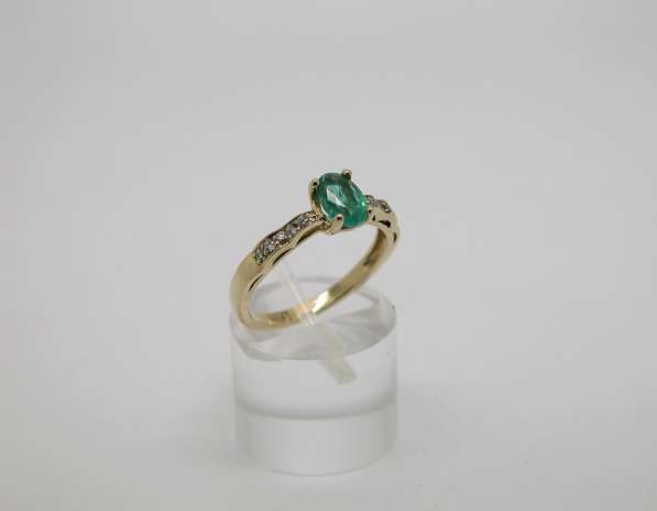 Кольцо золотое с овальным Изумрудом и бриллиантами.