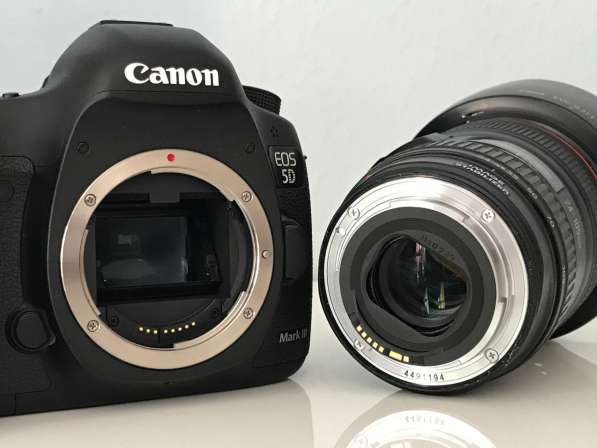 Canon EOS 5D Mark III DSLR Camera with EF 24-105mm Lens в 