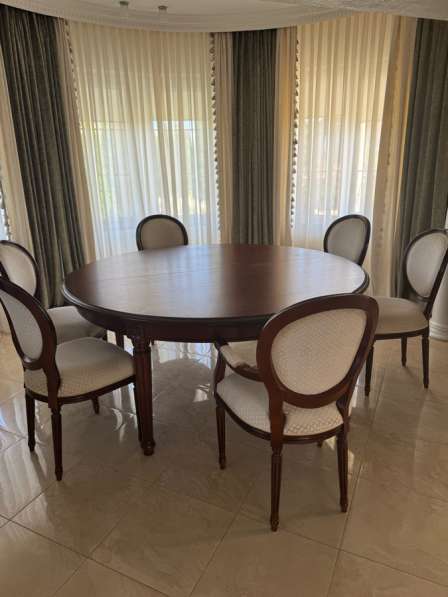 Продается круглый обеденный стол дуб