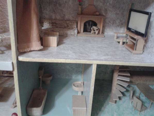Продаю деревянный кукольный домик ручной работы с мебелью в Сочи фото 3