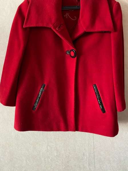 Пальто женское красное(м размер)100рублей в Красноярске