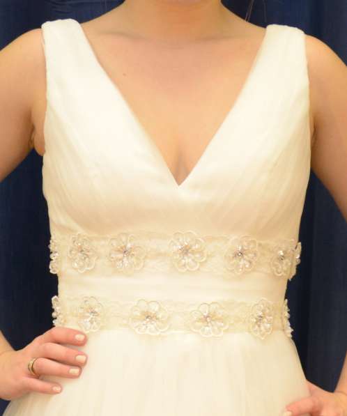 Легкое свадебное платье со шлейфом