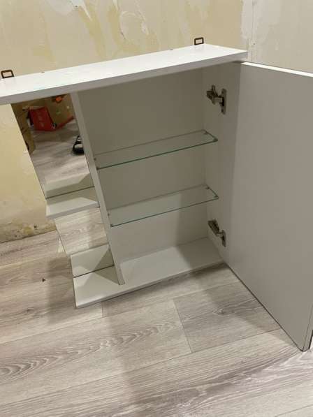 Продам полку в ванную с зеркалом