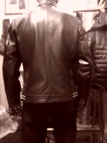 Куртку кожаную мужскую с тупыми шипами, новую в Барнауле фото 3