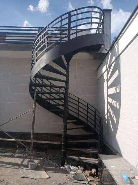 Изготовление и монтаж лестниц на металлическом каркасе в фото 4