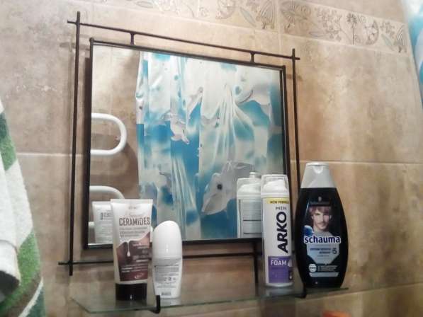 Зеркало со стеклянной полкой. в ванную комнату в фото 3