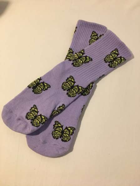 Фиолетовые носки с бабочками