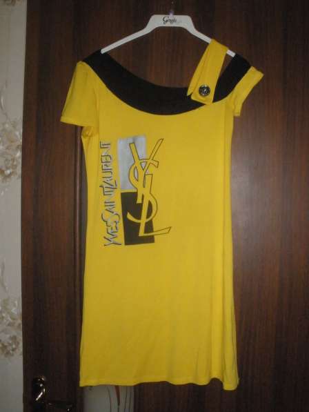 Платье трикотажное желтое с черным рисунком в фото 3