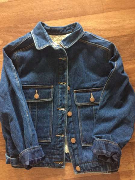 На девочку куртка