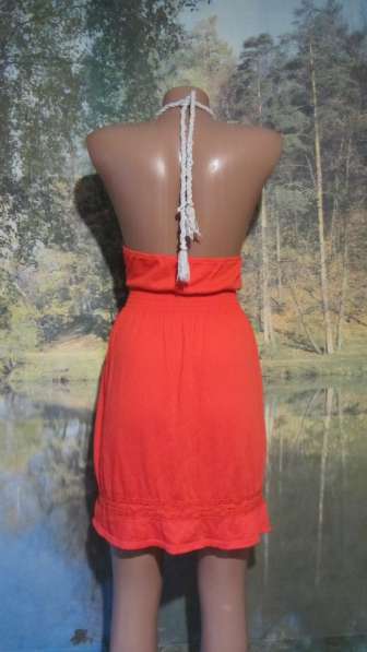 Оранжевый летний сарафан с открытой спиной в фото 4