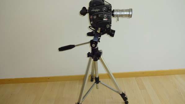 Filmkamera Beaulieu R16 and Taschenvideostativ в фото 7