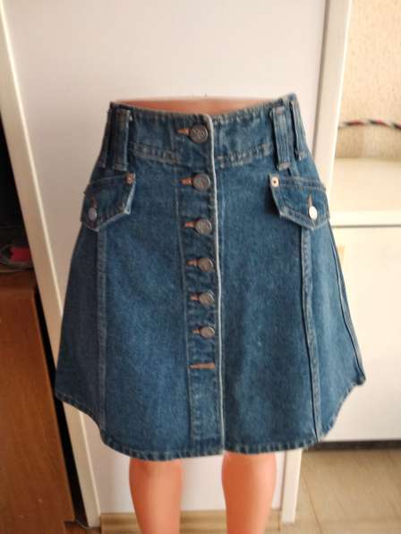 Новая джинсовая юбка-трапеция на пуговицах 30размера