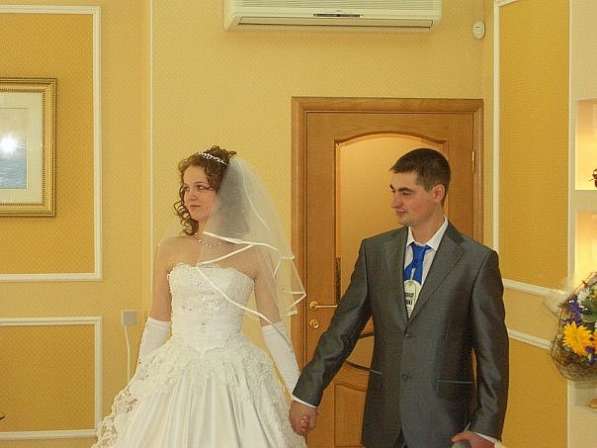 Шикарное свадебное платье со шлейфом в Санкт-Петербурге