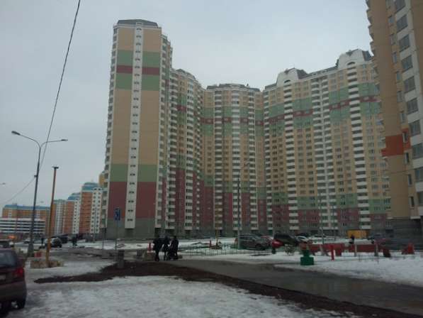 Продам двухкомнатную квартиру в Красногорске. Жилая площадь 90,10 кв.м. Дом панельный. Есть балкон.