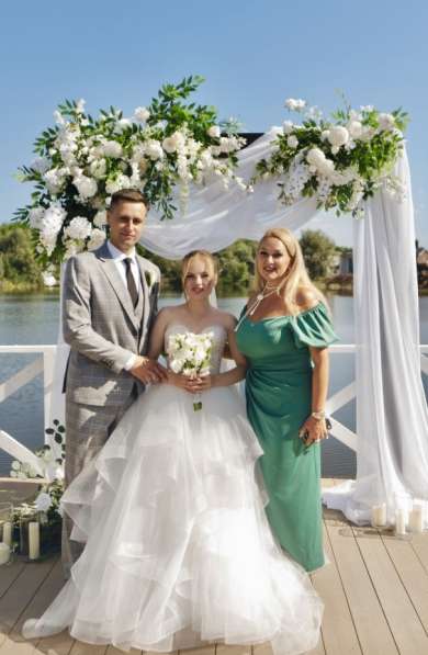 Церемониймейстер и ведущая на свадьбу