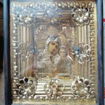Икона Богородица в киоте, в Москве