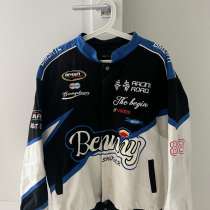 Бомбер, в Москве