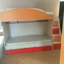 новый комплект: 2-ярусная кровать и шкаф, в Балашове