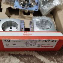 Розетка Legrand Valena с заземлением со шторками алюминий 77, в Москве