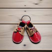 Брелок "Башмачки" из кожи ручной работы, в Губкине