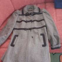 Продам пальто демисезонные, на девочку, рост 150 см, в г.Луганск