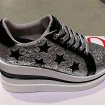 GUESS Сникеры на танкетке, в Москве